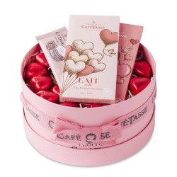 Roze hoedendoos LOVE van Café-Tasse, open: LOVE-tabletten, pralinéhartjes en Petite Gourmande