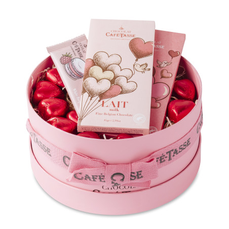 Open Café-Tasse LOVE pink hat box: LOVE bars, praline hearts and Petite Gourmande
