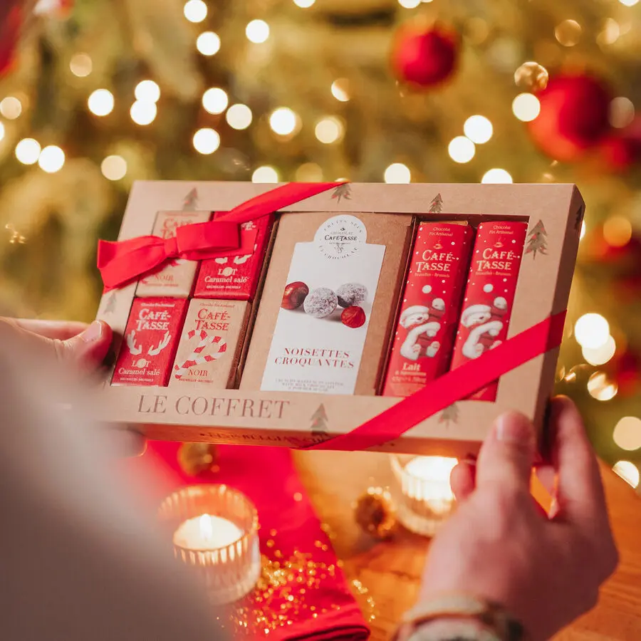 Café-Tasse Christmas Gift Box: mini bars, crunchy hazelnuts and speculoos bars