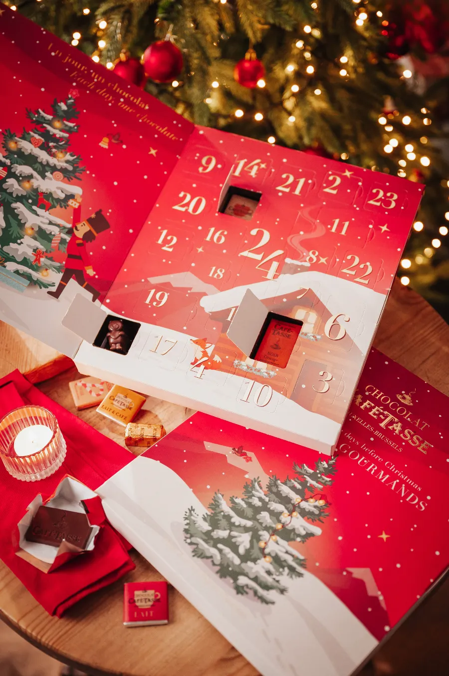 Open Café-Tasse Advent calendar with Belgian chocolates under the Christmas tree